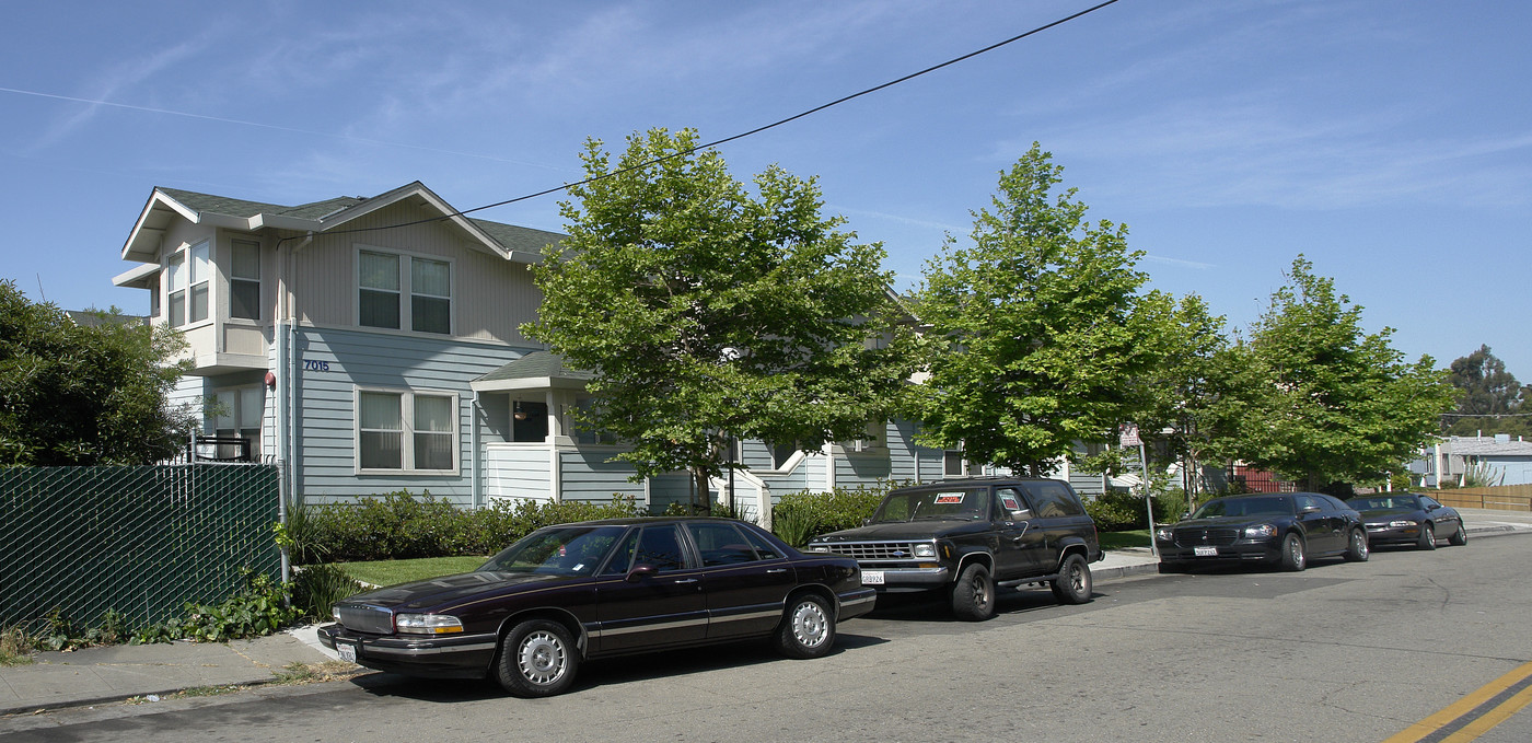 7015 Macarthur Blvd in Oakland, CA - Building Photo