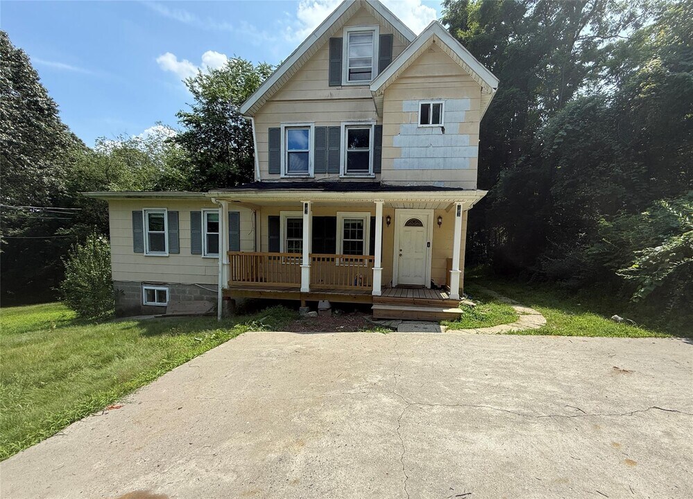 1793 Horton Rd in Mohegan Lake, NY - Building Photo