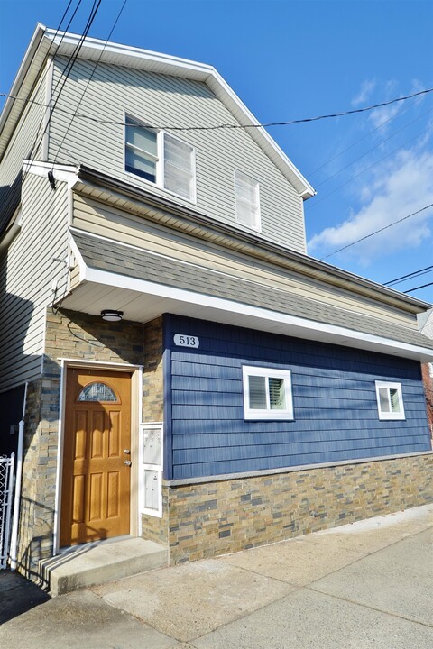 513 Avenue A in Bayonne, NJ - Building Photo