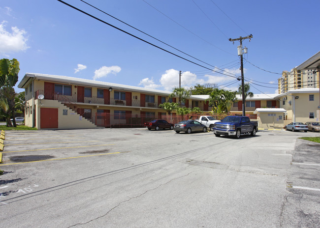 12 Alhambra Cor in Coral Gables, FL - Foto de edificio - Building Photo