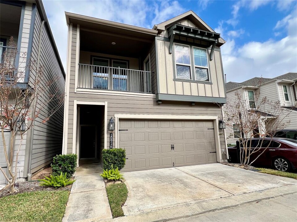 10916 Cannes Memorial Dr in Houston, TX - Building Photo