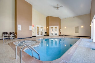 Waterford Place Apartments in Arlington Heights, IL - Foto de edificio - Building Photo