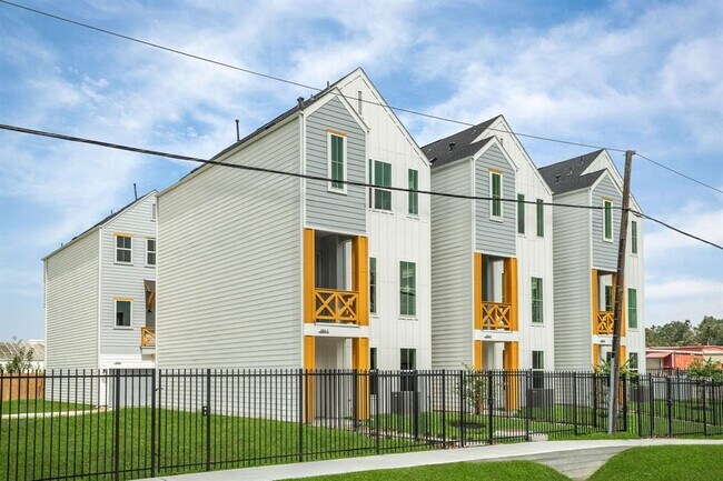 property at 3903 Pinemont Dr