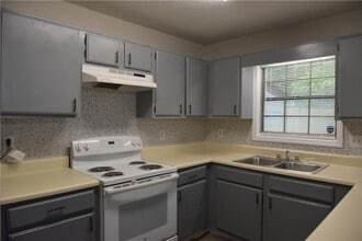 4040 Sand Wedge Cir in Kennesaw, GA - Building Photo - Building Photo