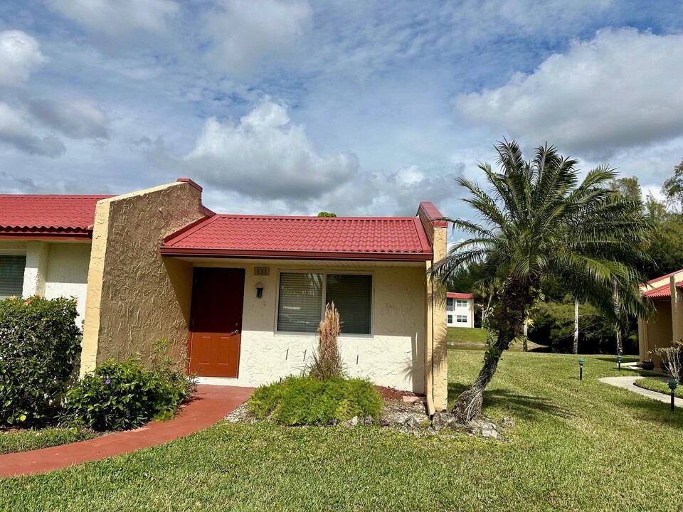 131 Lake Irene Dr in West Palm Beach, FL - Building Photo