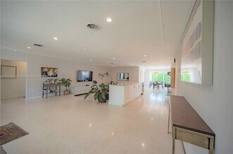 920 W 43rd Ct in Miami Beach, FL - Building Photo - Building Photo