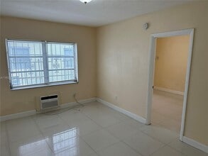 2369 NE 172nd St in North Miami Beach, FL - Foto de edificio - Building Photo