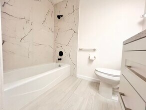 2420 Briar Oak Cir in Sarasota, FL - Building Photo - Building Photo