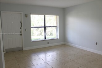 557 NW 100th Pl-Unit -102 in Pembroke Pines, FL - Building Photo - Building Photo