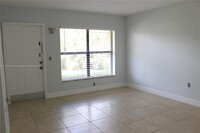 557 NW 100th Pl in Pembroke Pines, FL - Foto de edificio - Building Photo