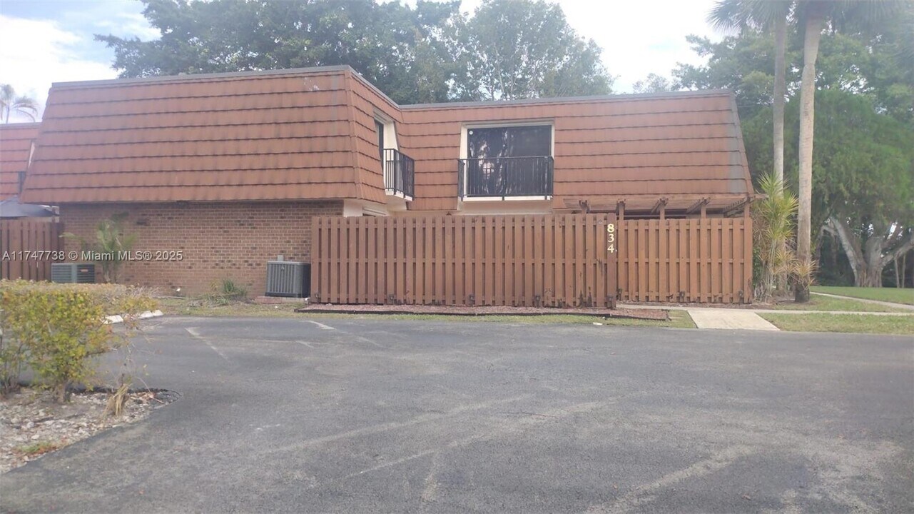 834 SW 118th Terrace in Davie, FL - Building Photo