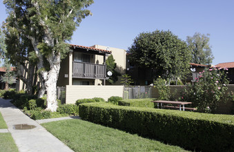 112 Pacific Pointe Apartments in Tustin, CA - Foto de edificio - Building Photo