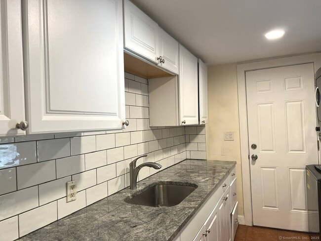 694 Boston Post Rd in Darien, CT - Building Photo - Building Photo