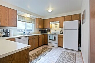 13320 NE 137th Pl in Kirkland, WA - Foto de edificio - Building Photo