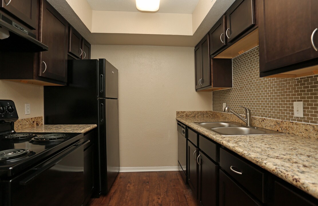 Castlewood Apartments in Houston, TX - Building Photo