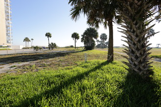 Azure Condominiums in Jacksonville Beach, FL - Building Photo - Building Photo