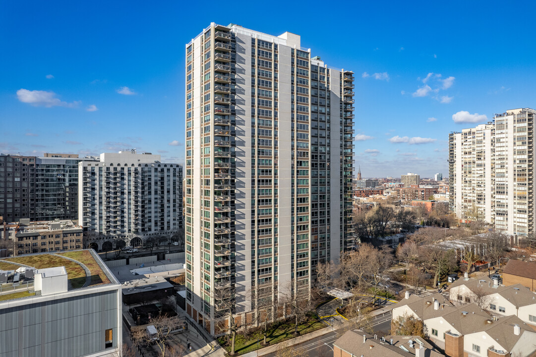 Eliot House in Chicago, IL - Building Photo