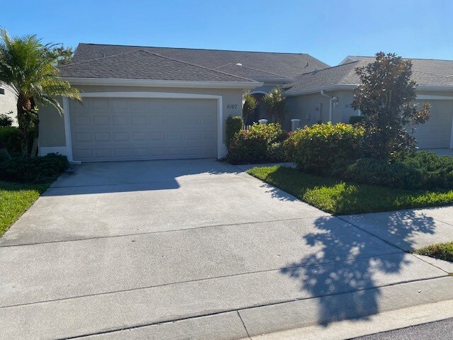 6167 Mandalay Cir in Naples, FL - Foto de edificio