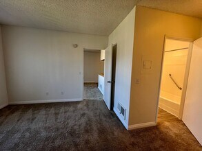 6146 Beadnell Way in San Diego, CA - Building Photo - Building Photo
