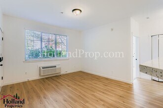 983 NE Wheelock Pl in Hillsboro, OR - Foto de edificio - Building Photo