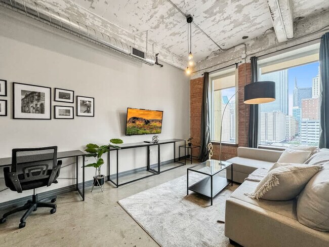 555 Evergreen St in Dallas, TX - Foto de edificio - Building Photo