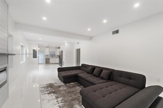 215 SW 32nd Court Rd-Unit -1 in Miami, FL - Building Photo - Building Photo