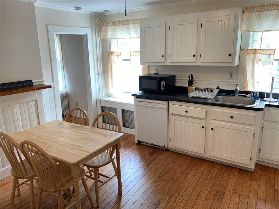 15 Simmons St in Newport, RI - Building Photo