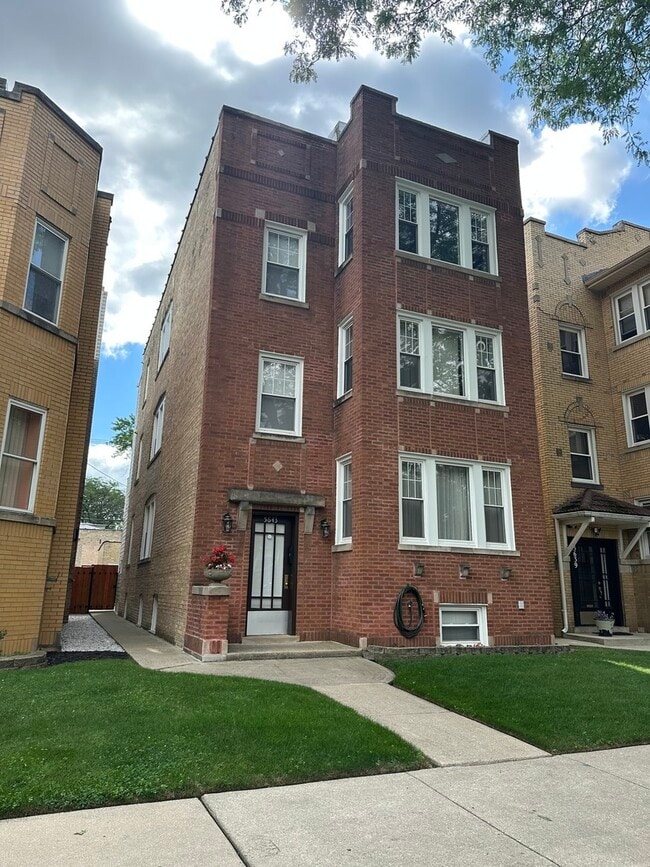 5643 N Artesian Ave in Chicago, IL - Building Photo - Building Photo