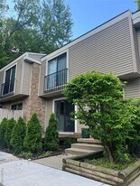 1403 Oakbrook E Dr in Rochester Hills, MI - Building Photo