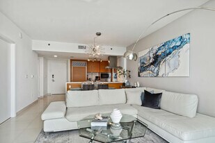 485 Brickell Ave in Miami, FL - Building Photo