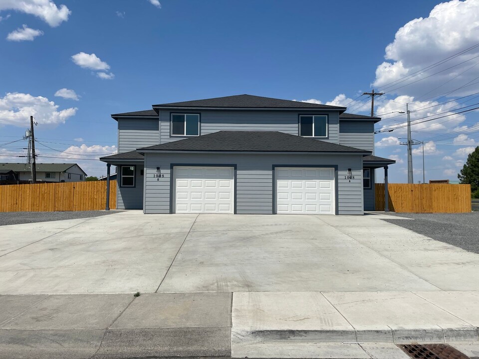 1008 W Charlotte St in Moses Lake, WA - Foto de edificio