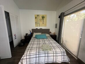 5619 N Miami Ave, Unit Cottage in Miami, FL - Building Photo - Building Photo