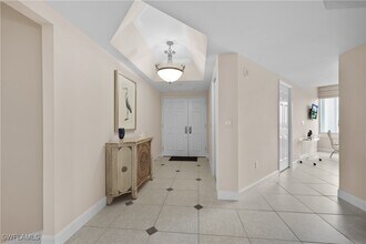 7117 Pelican Bay Blvd in Naples, FL - Foto de edificio - Building Photo
