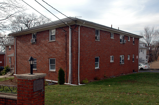 310 E Homestead Ave in Palisades Park, NJ - Foto de edificio - Building Photo