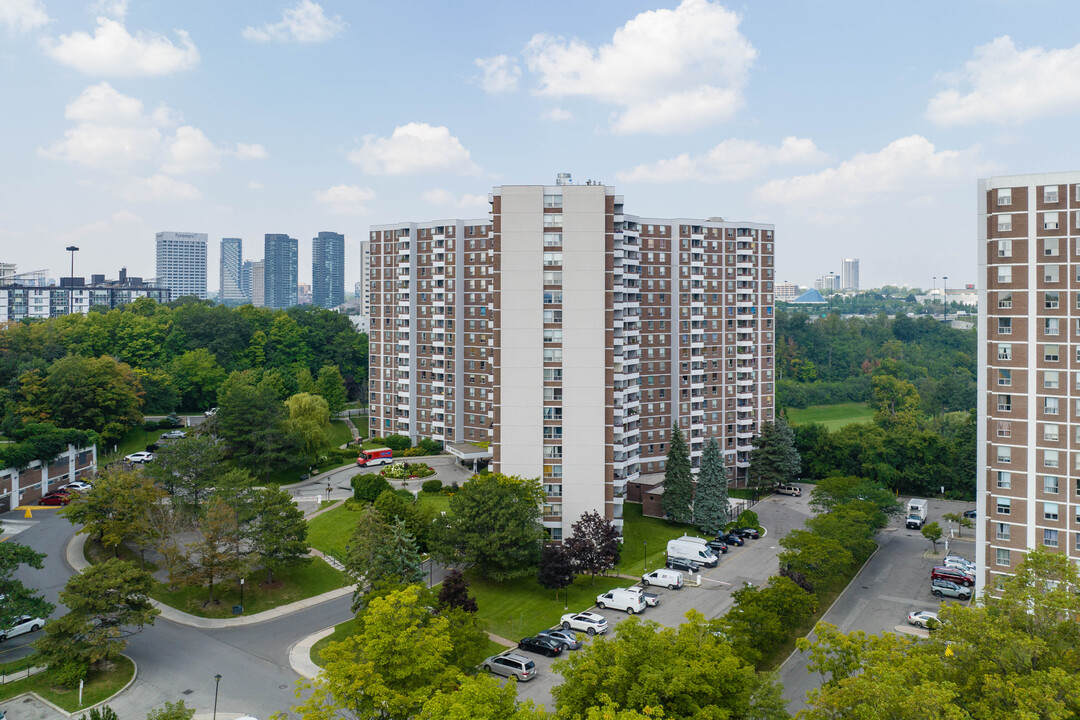 20 Edgecliff Golfway in Toronto, ON - Building Photo