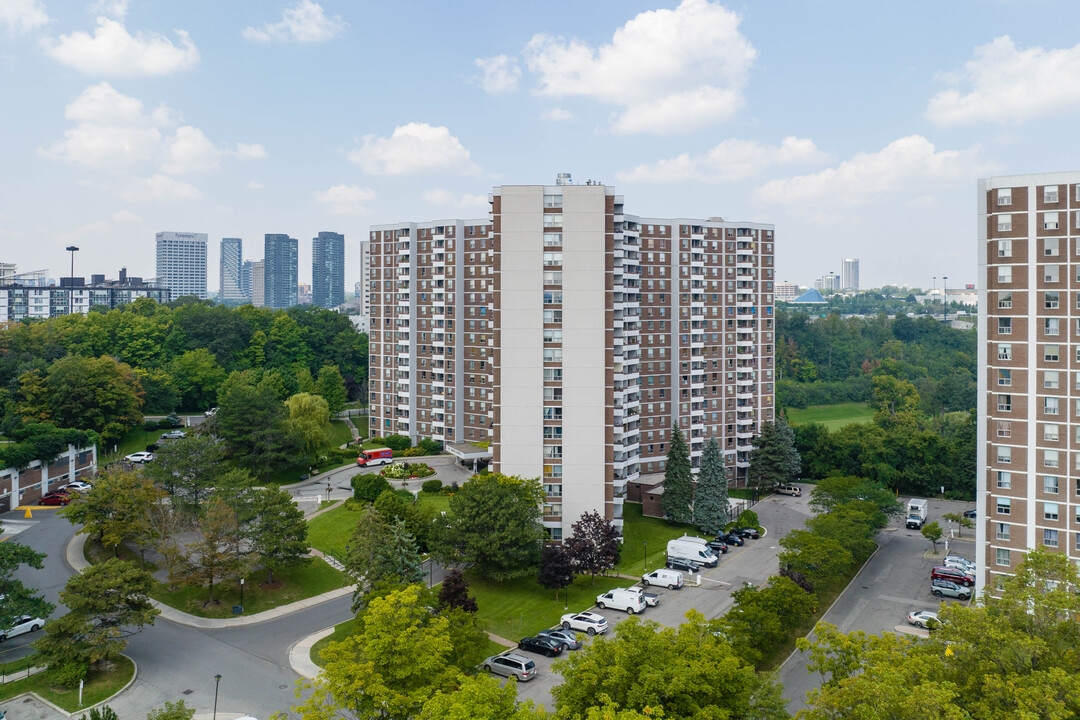 20 Edgecliff Golfway in Toronto, ON - Building Photo