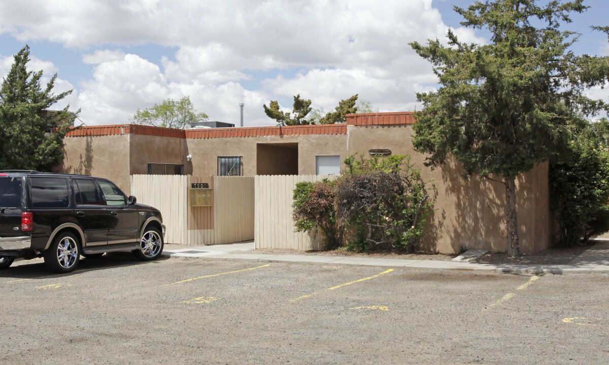 7505 Pennsylvania Lane NE in Albuquerque, NM - Building Photo