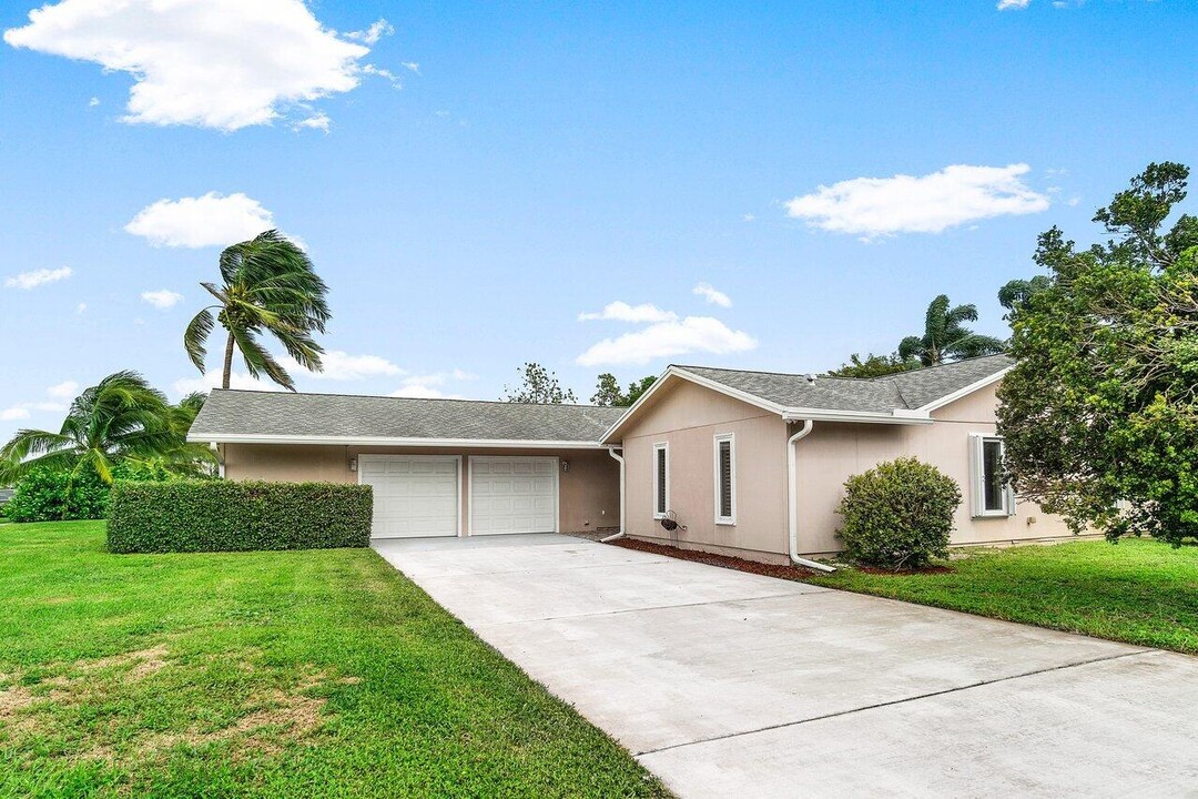 1190 Sachem Head Terrace in Wellington, FL - Building Photo