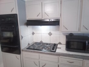 10208 E 7th St in Tulsa, OK - Building Photo - Building Photo