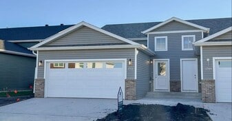 1709 Tobi Ln in Grand Forks, ND - Building Photo