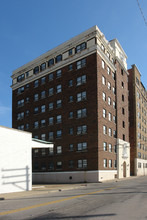 Hampton Hall Apartments in Louisville, KY - Building Photo - Building Photo