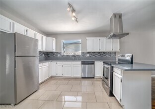 2825 Kings Way in Las Vegas, NV - Building Photo - Building Photo