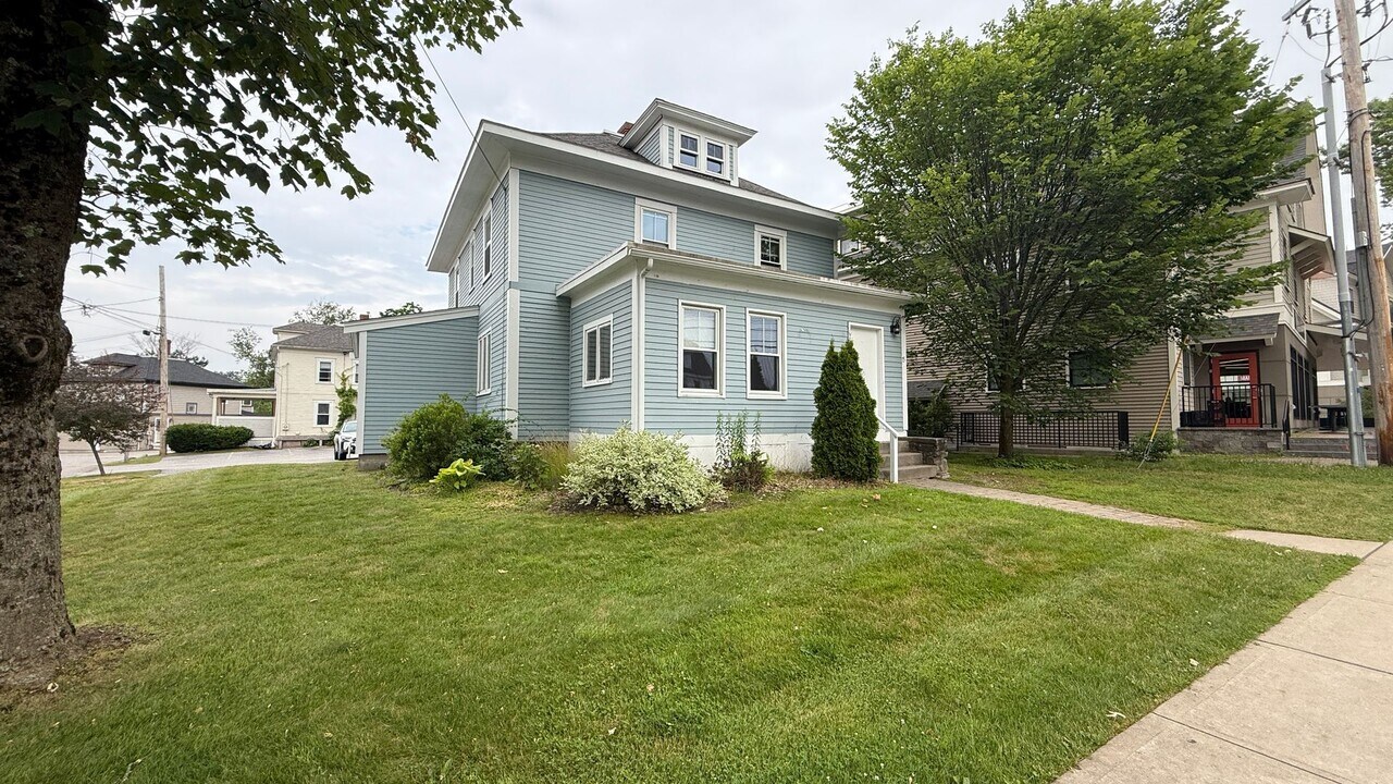 15 Madbury Rd in Durham, NH - Building Photo