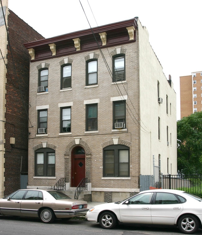 6207 Palisade Ave in West New York, NJ - Building Photo - Building Photo