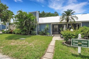 3342 Timberwood Cir in Naples, FL - Building Photo