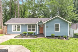 983 Poplar St SW in East Point, GA - Building Photo