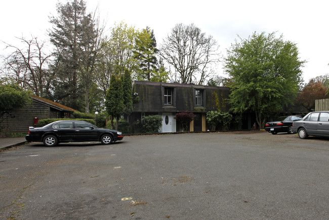 Four Oaks Apartments in Tigard, OR - Building Photo - Building Photo