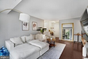 4500 S Four Mile Run Dr, Unit 407 in Arlington, VA - Building Photo