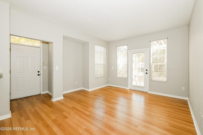 13700 Richmond Park Dr N, Unit 301 in Jacksonville, FL - Foto de edificio - Building Photo