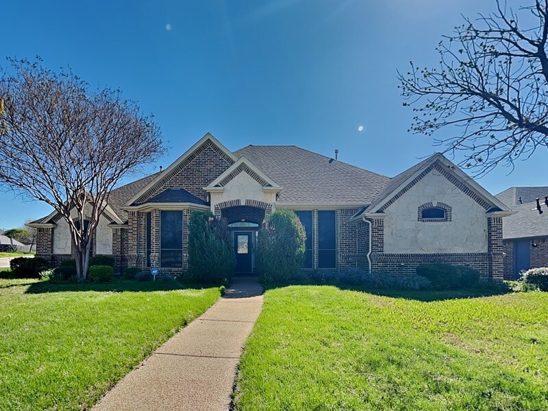 1026 Belmont Dr in Kennedale, TX - Building Photo